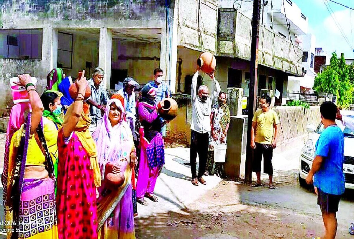 Ganga Jal Water Crisis In Dayalbagh Area Woman Protests