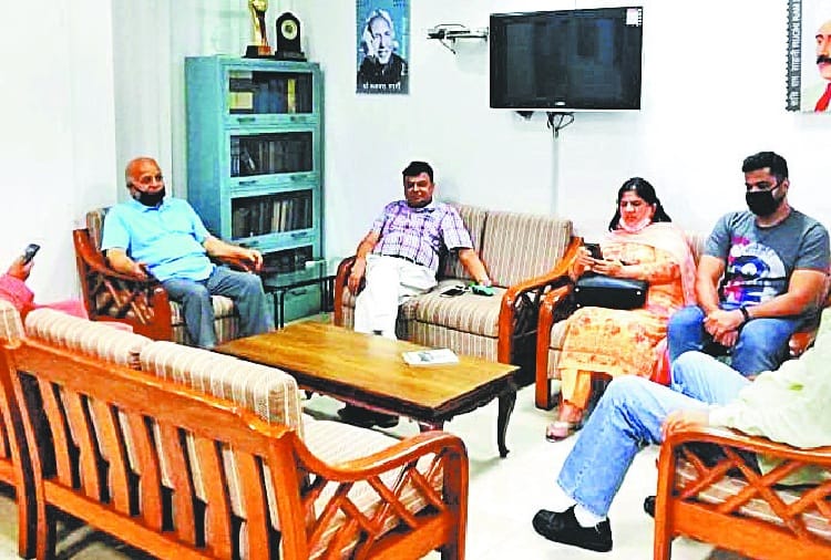 Congress senators protest in punjab university registrar's office due to postponement of senate election