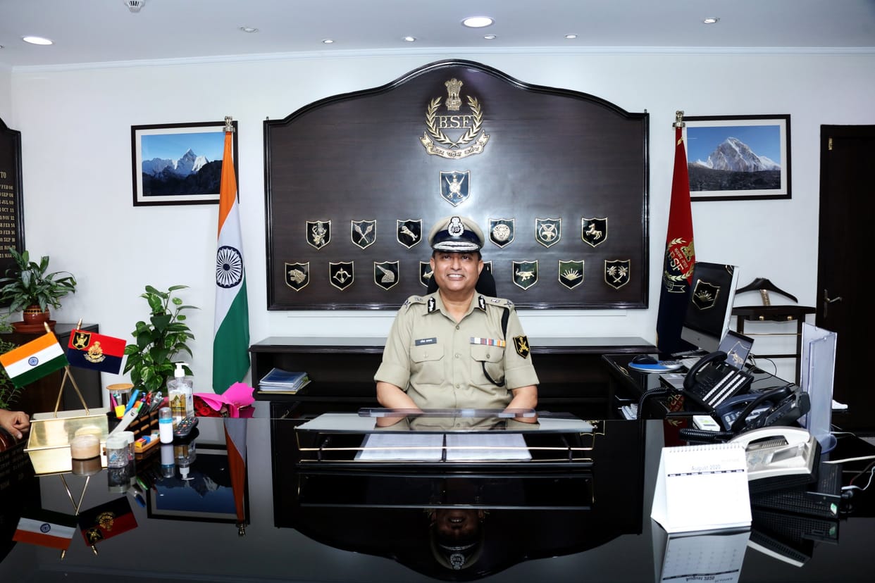 BSF DG does not have 'title shoulder' on his shoulder, his belt is also black