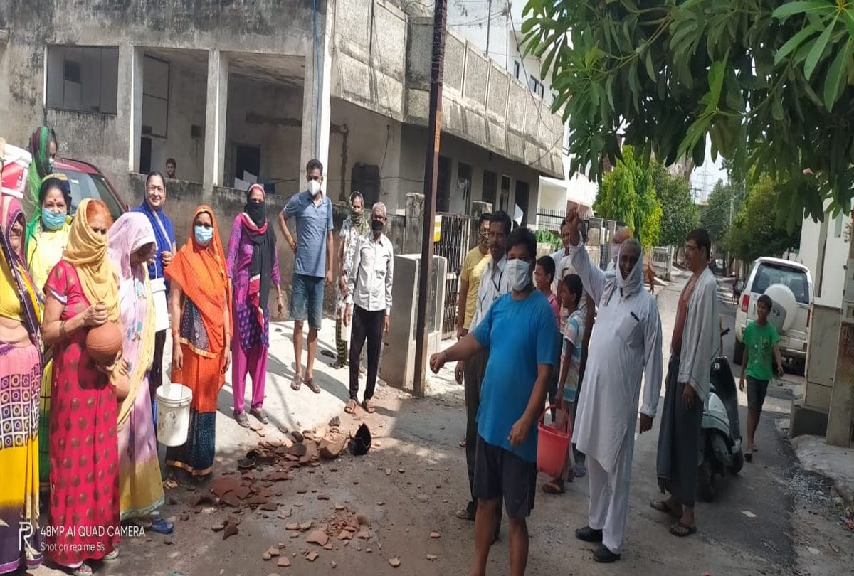 Ganga Jal Water Crisis In Dayalbagh Area Woman Protests