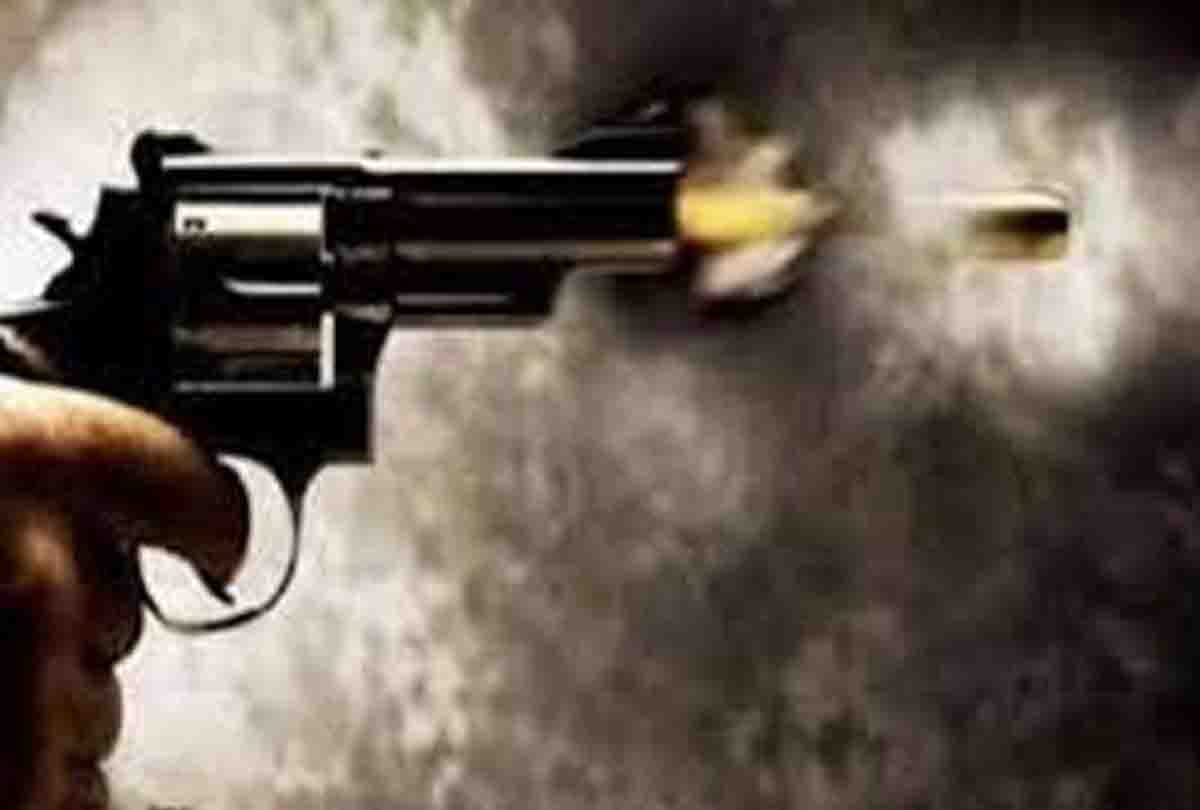 accused escaped from the car in front of the police by firing near the police station