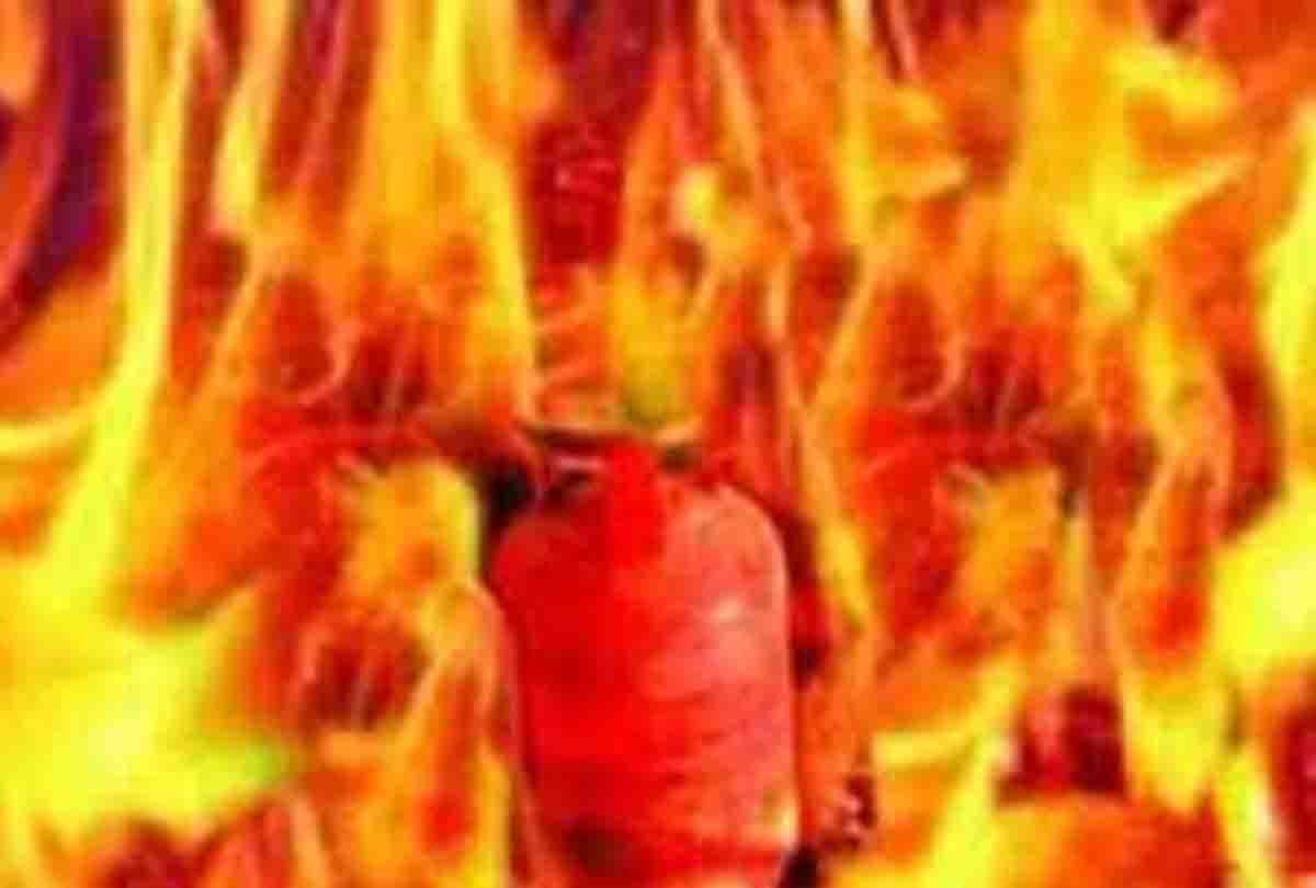 Pradhan's house caught fire in fatehpur