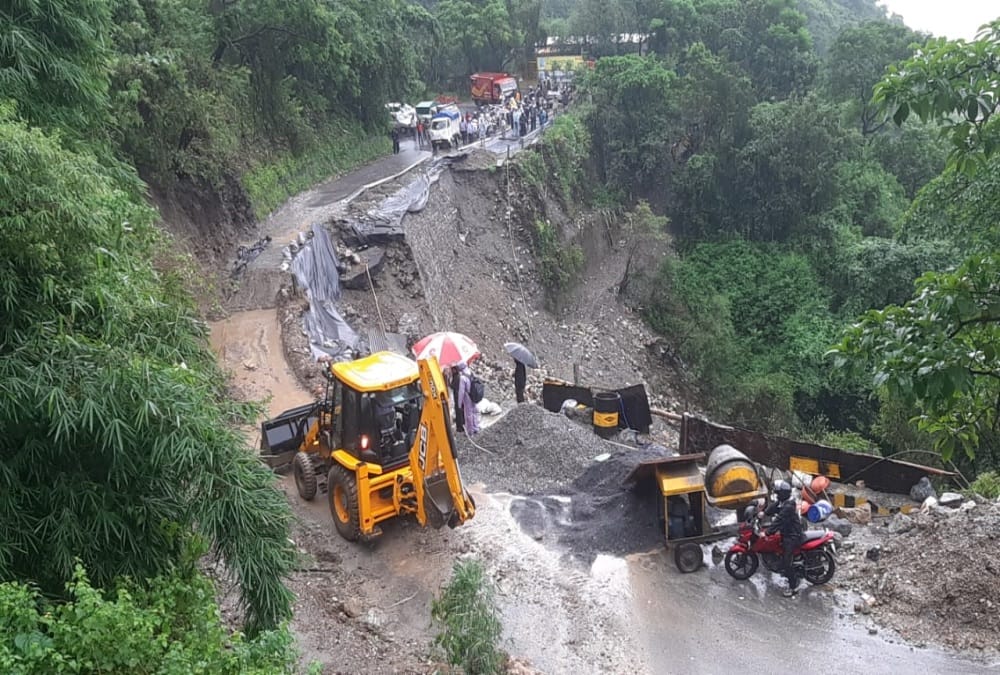 Weather Forecast Today Update in Uttarakhand: Landslide on  Dehradun Mussoorie Road, Traffic jam