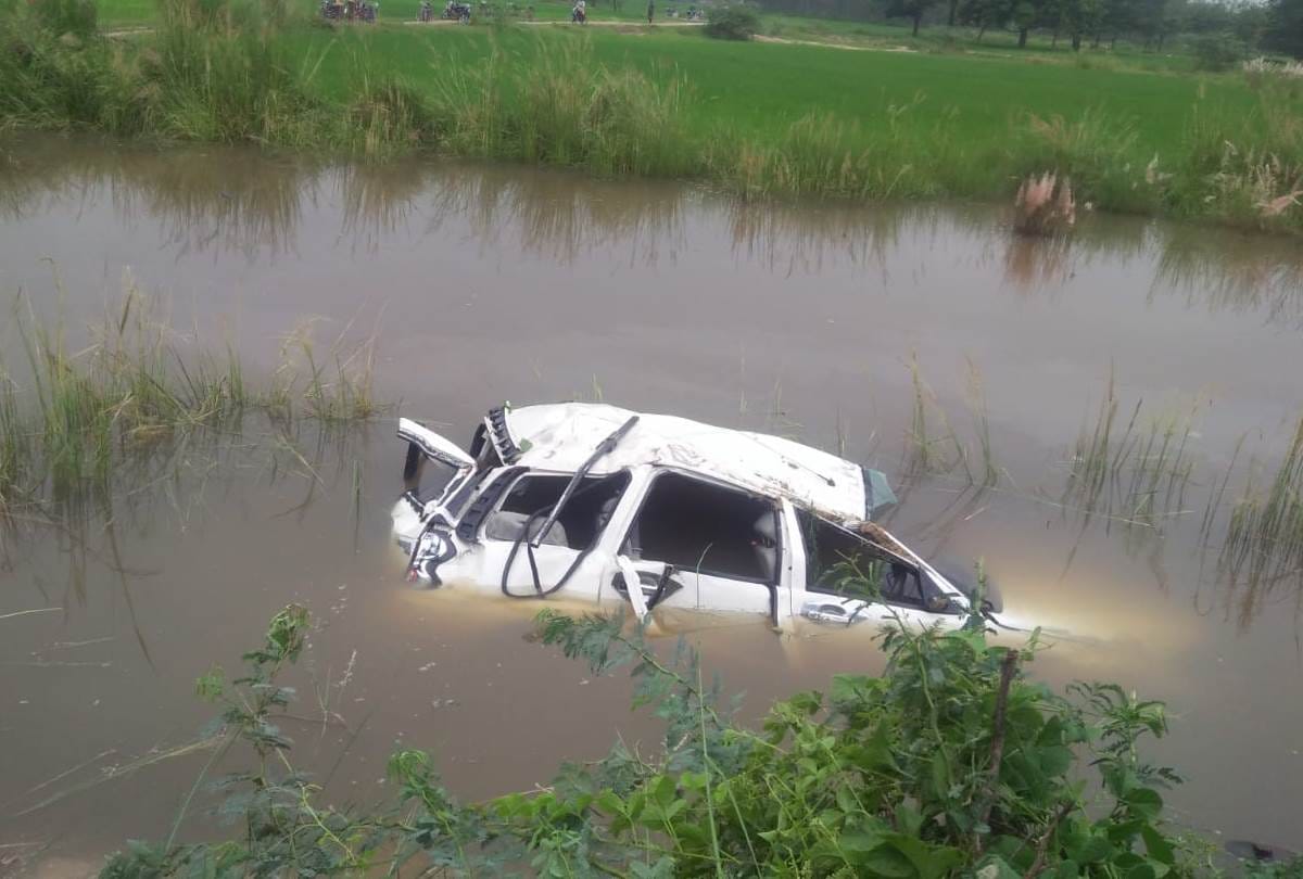 scorpio falls down in canal, two died and more than half a dozen injured in raebareli