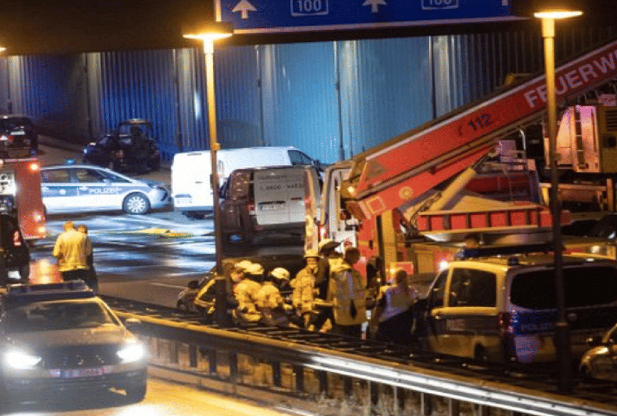 Several vehicles collided on the highway late night in Berlin, many people injured