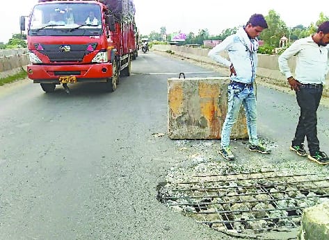 New trouble on Lucknow highway .. across the pit of Bahgul bridge