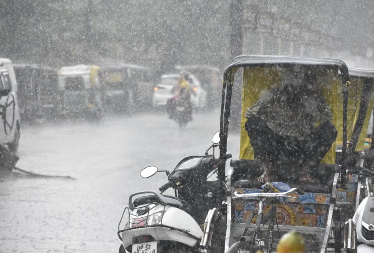 Weather update today heavy rain started in gorakhpur see latest photos