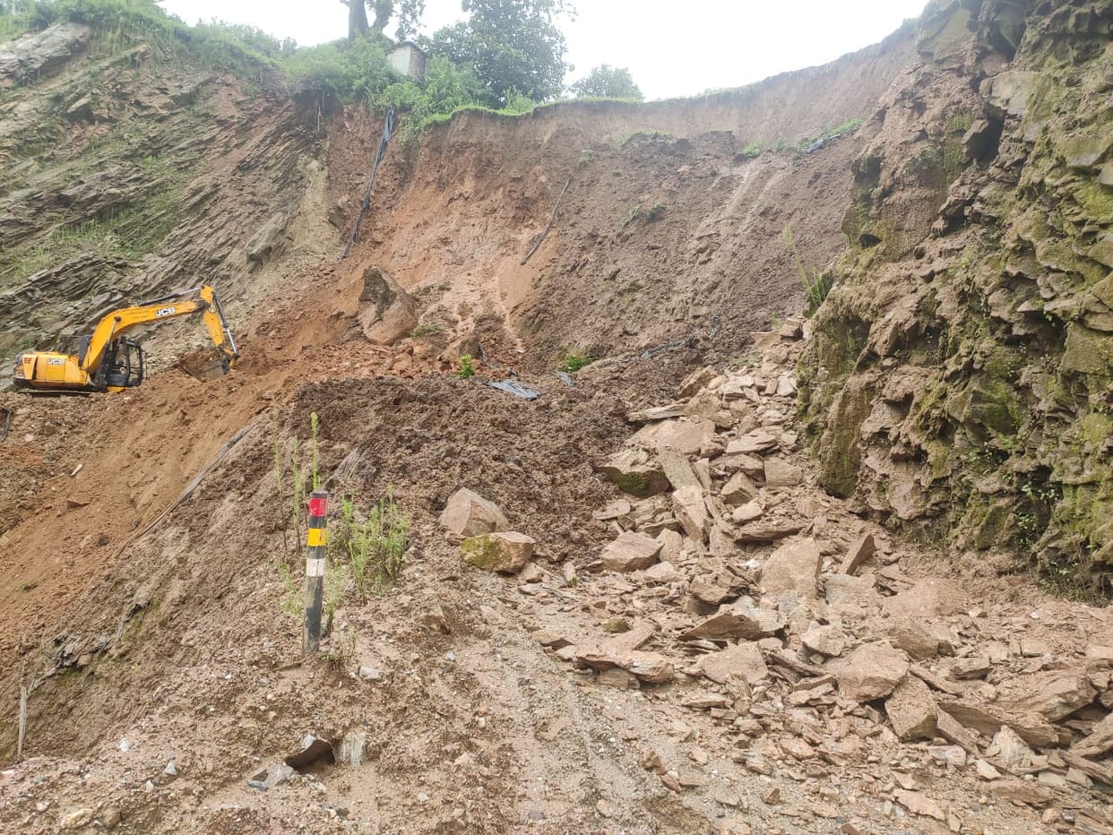 Weather update in Uttarakhand News: Rishikesh-Gangotri highway not opened even after 35 hours, shortage of essential commodities to villagers