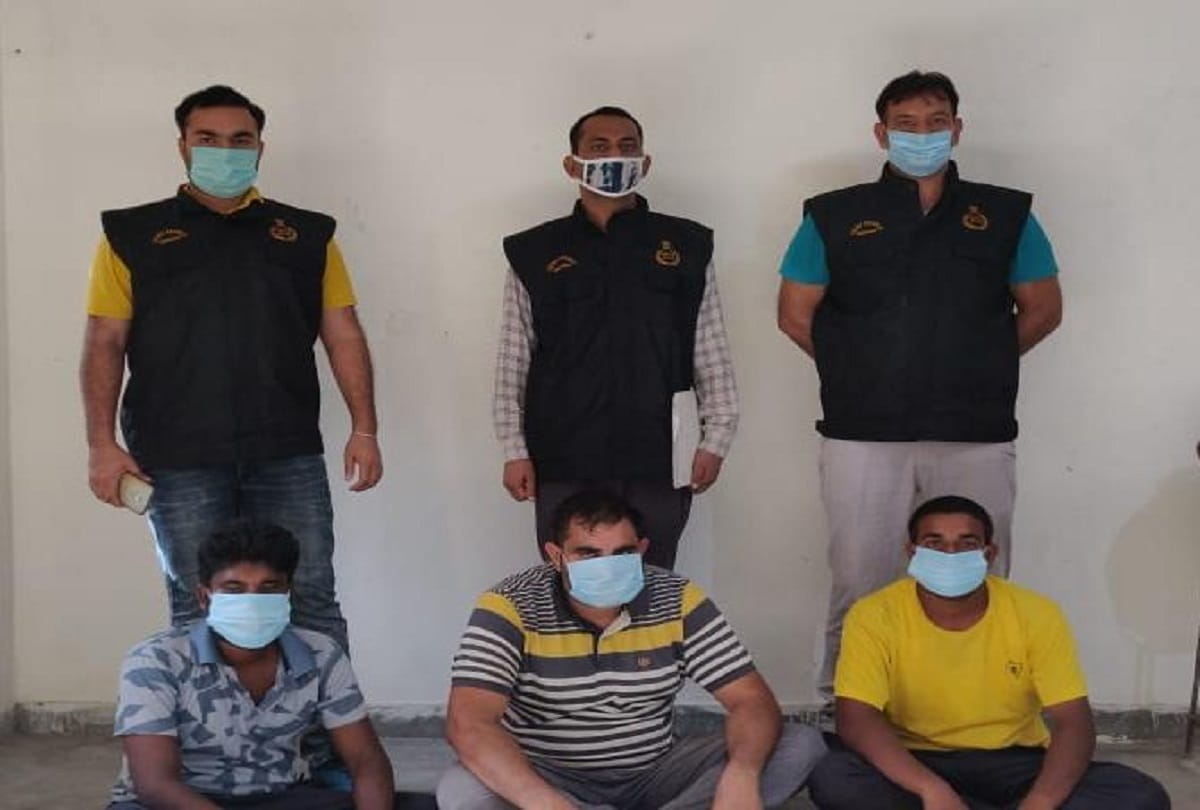 faridabad security guard make family hostage and looted house lost 80 lakh in gamble