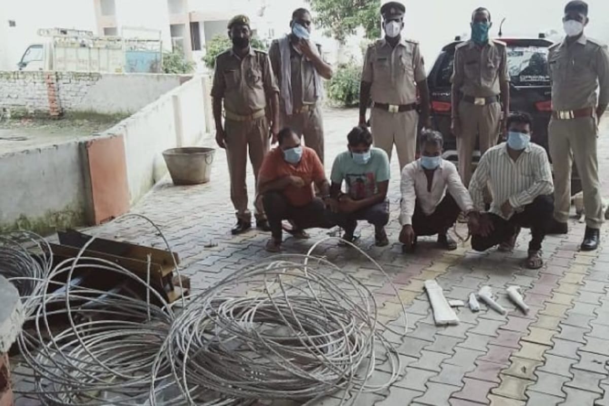 polcie arrested a group of decoits which stolen elcecticty wire and transfarmer