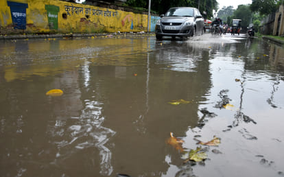 Prayagraj News: 21.8 mm of rain in one and half hour, water filled in houses