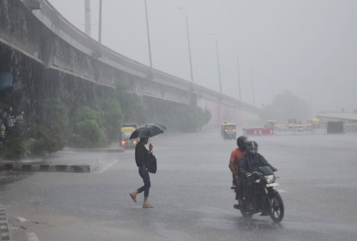 Delhi NCR Weather Rain made the weather pleasant Yellow alert for today