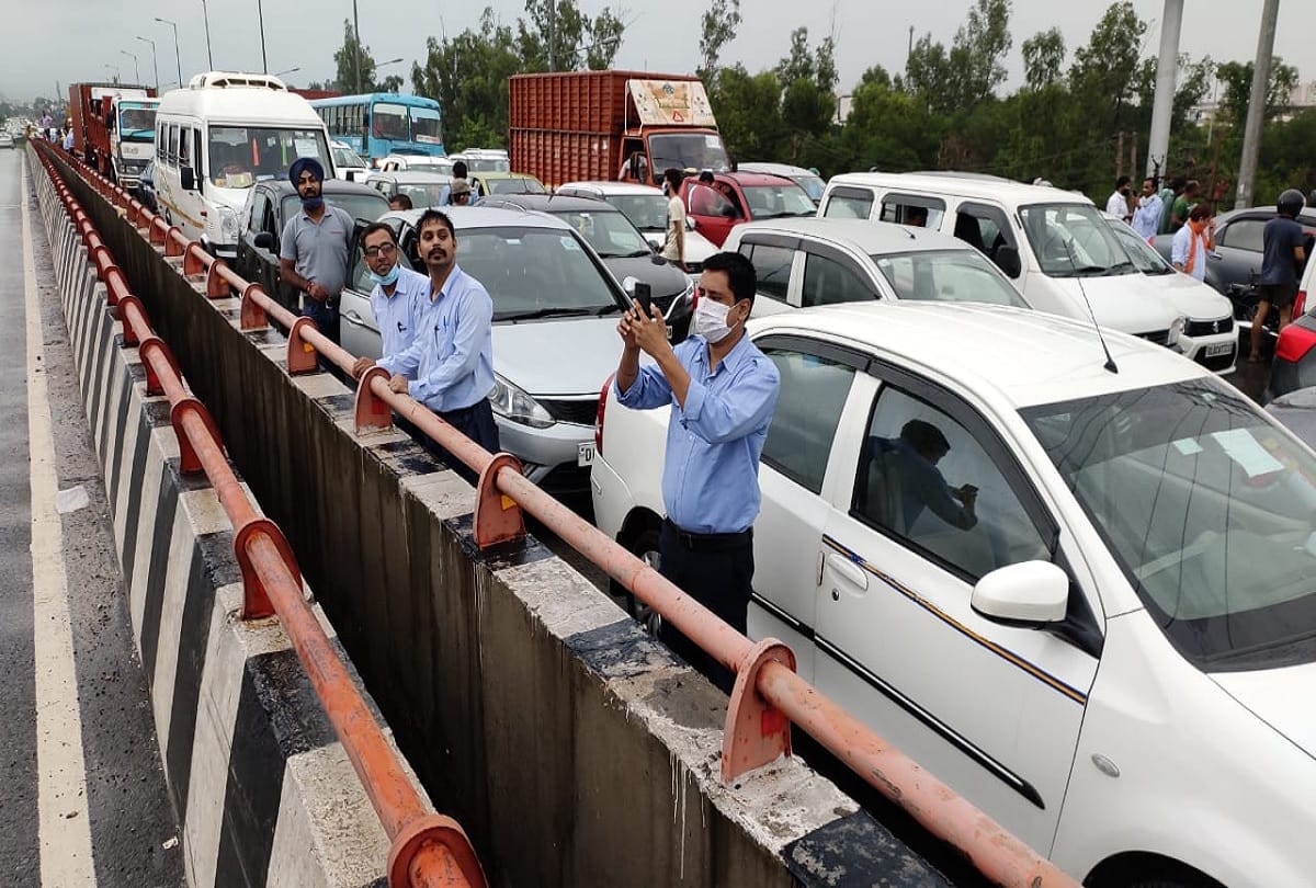 Delhi NCR Rain News: Noida, Ghaziabad, Palwal, Gurugram, Faridabad receives heavy rainfall and water logging on roads see pictures