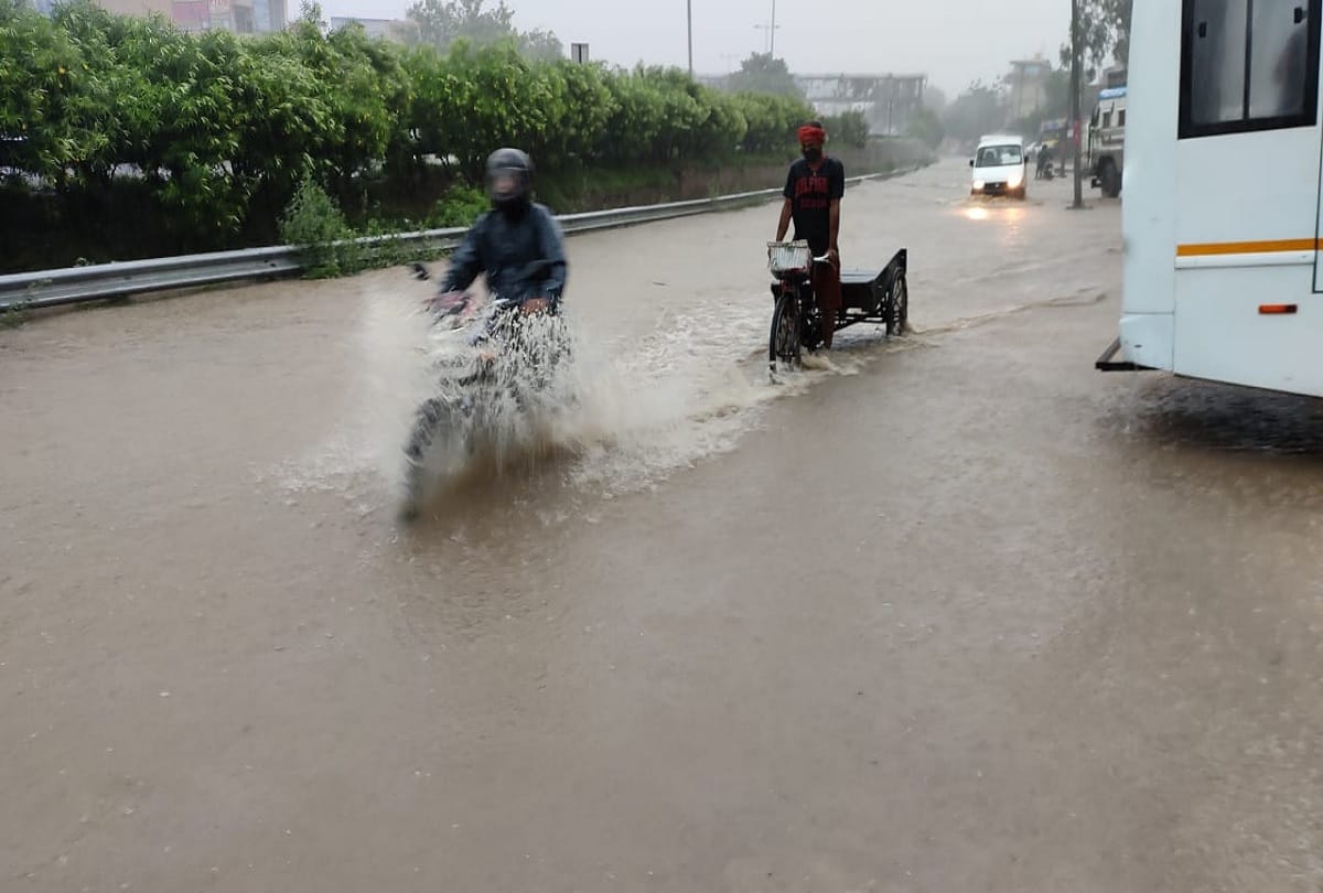 Delhi NCR Rain News: Noida, Ghaziabad, Palwal, Gurugram, Faridabad receives heavy rainfall and water logging on roads see pictures