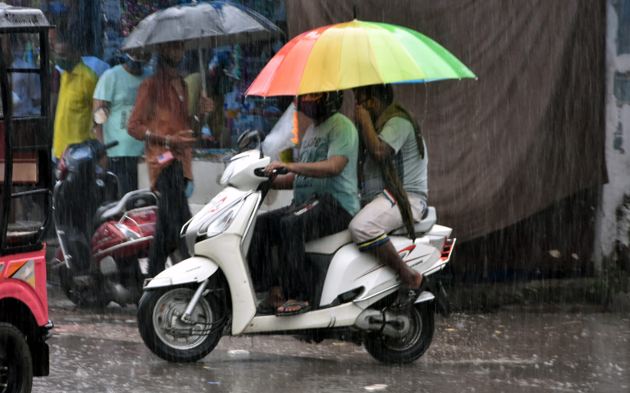 Prayagraj News: 21.8 mm of rain in one and half hour, water filled in houses