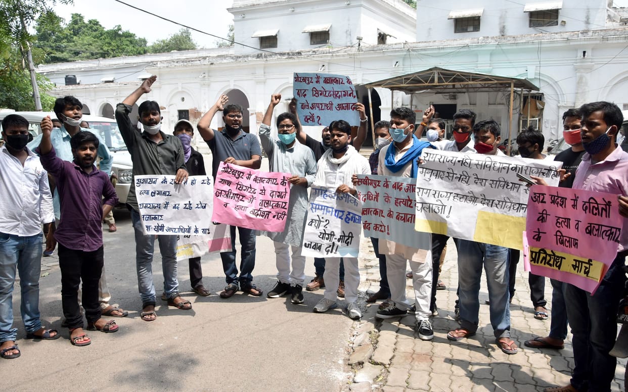 Resistance march of students to stop the police