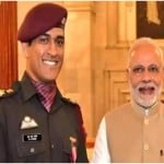 प्रधानमंत्री नरेंद्र मोदी के साथ एमएस धोनी (फाइल फोटो)