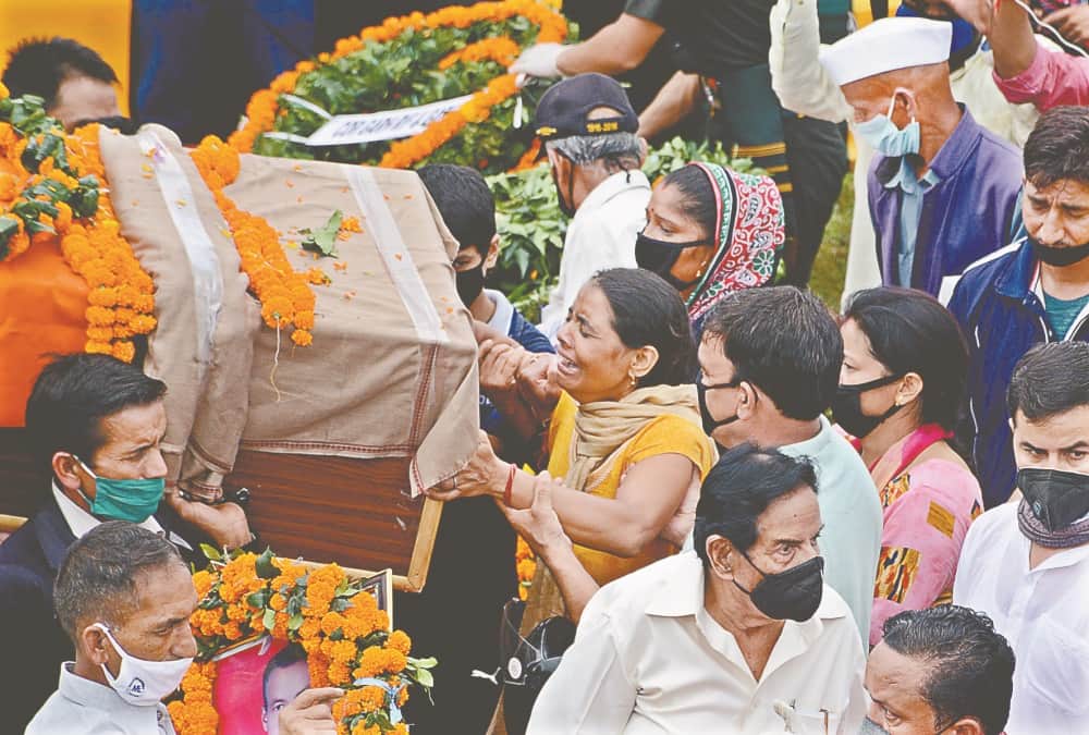 Soldier Rajendra Singh Negi Martyr on pakistan Border, Daughter Says on father Funeral She will also go in indian army