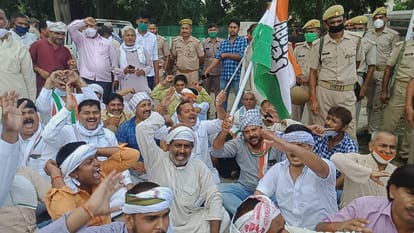 Azamgarh News: Politics heated up over Pradhan murder Priyanka gandhi delegation reaches Under house arrest in circuit house