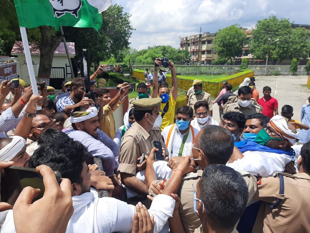 Azamgarh News: Politics heated up over Pradhan murder Priyanka gandhi delegation reaches Under house arrest in circuit house