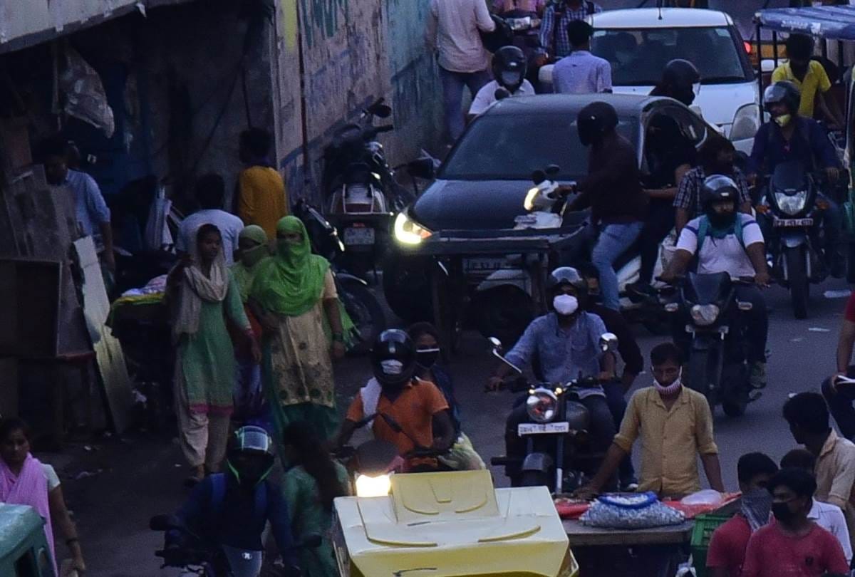 inspite of increasing cases of corona infection there is huge rush in markets in lucknow
