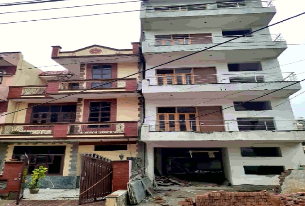Gurugram four storey building tilt from one side evacuated by police instead oc work going on