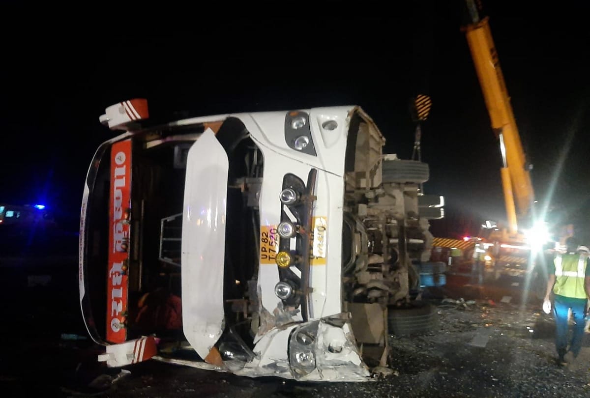 Agra Lucknow Expressway News: accident Bus going from Delhi to Bihar with many passengers met accident
