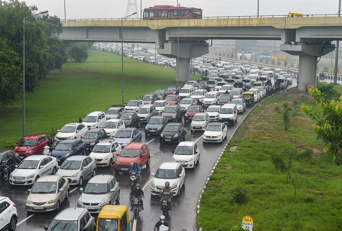 heavy rainfall in delhi ncr gurugram faridabad water logging traffic jam