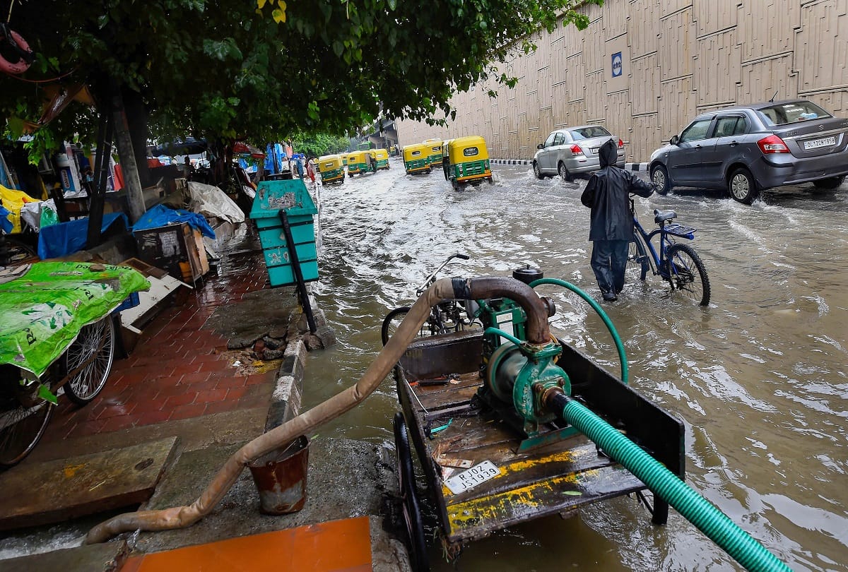 heavy rainfall in delhi ncr gurugram faridabad water logging traffic jam