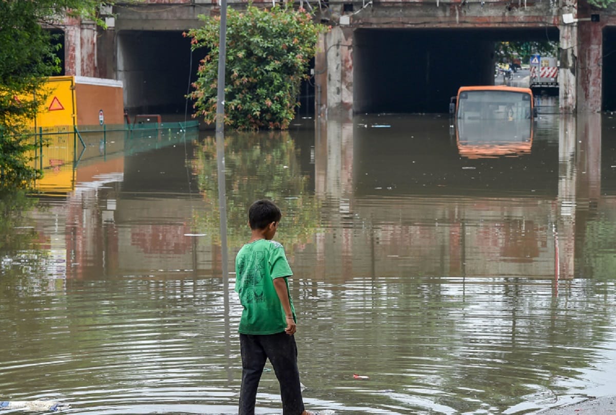 heavy rainfall in delhi ncr gurugram faridabad water logging traffic jam