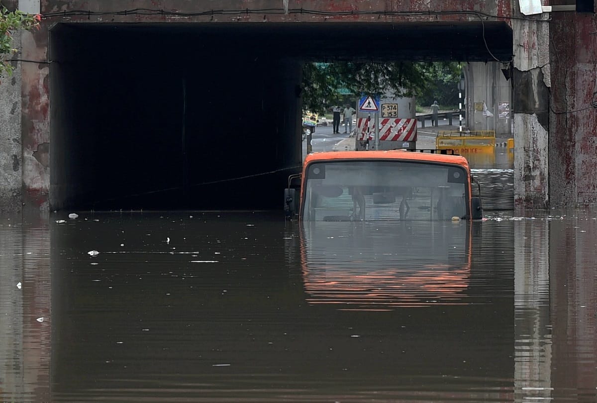 heavy rainfall in delhi ncr gurugram faridabad water logging traffic jam