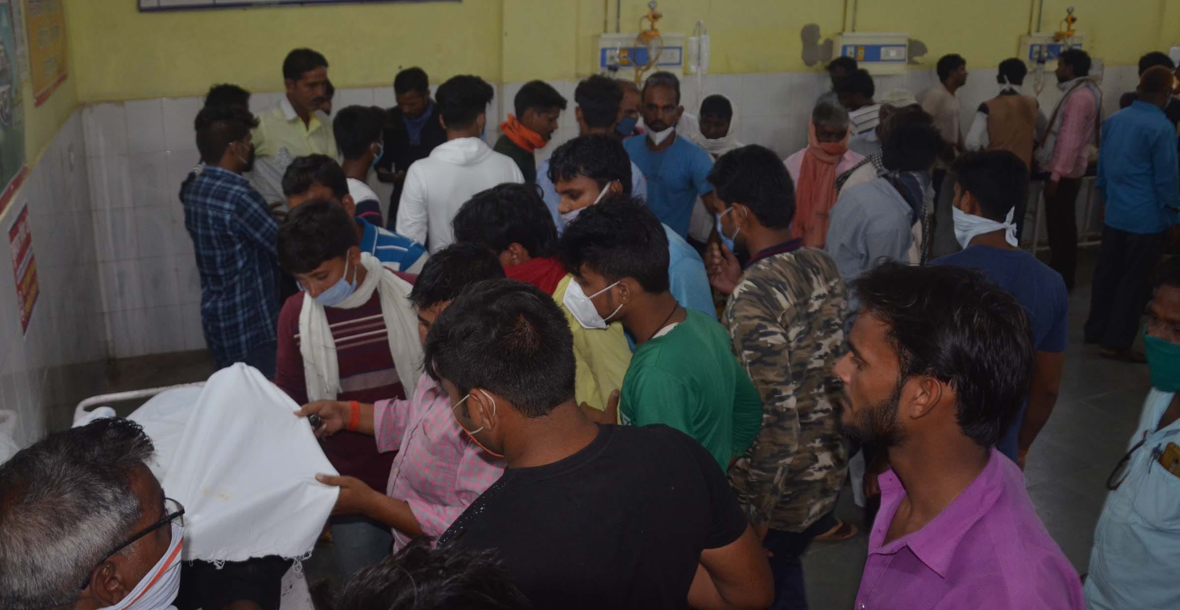 Pratapgarh: Contractor connecting high tension line dies due to current, four villagers also scorched