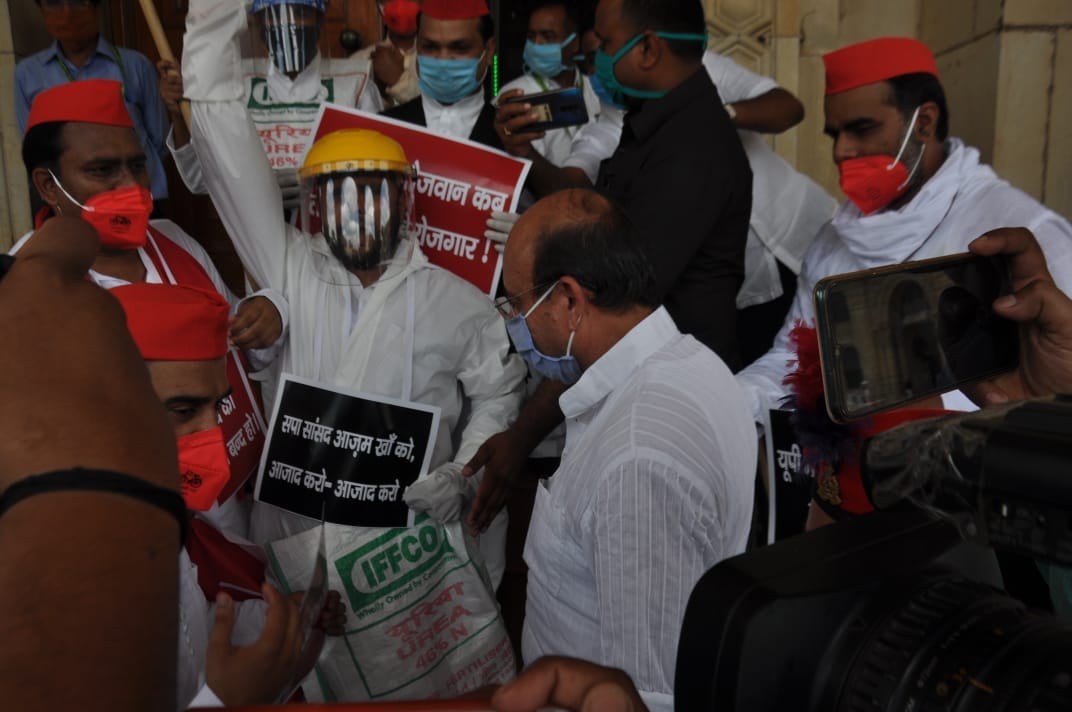 3 day assembly session begins today Samajwadi Party MLAs hold protest against the state govt