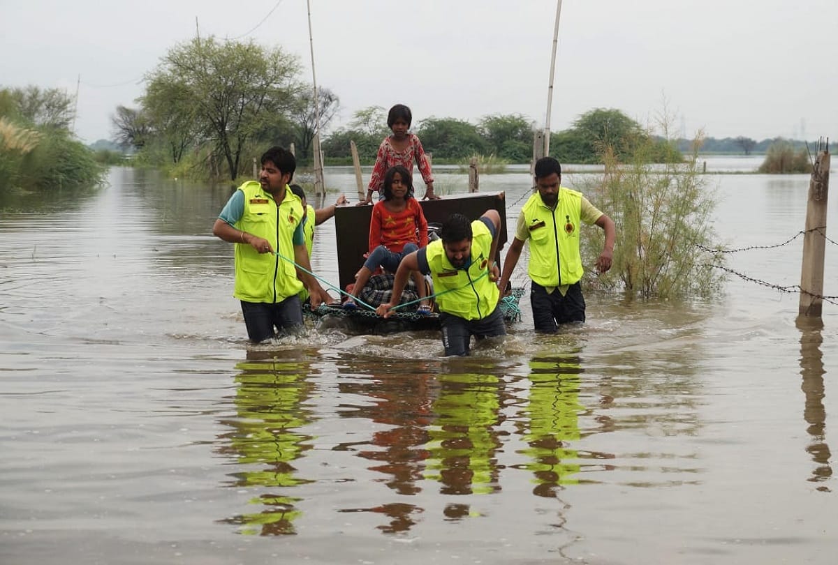 gurugram rain family was drowning in water rescue team made boat from bottles took out family safely