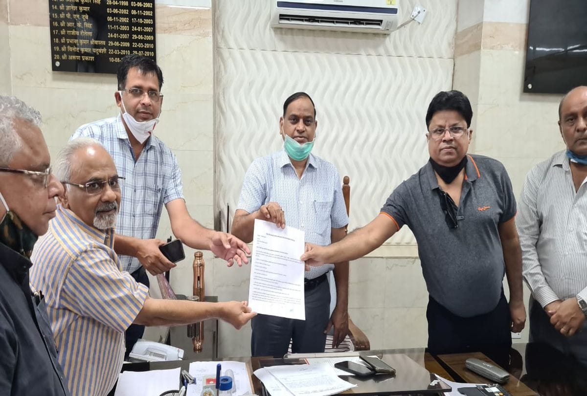 School organizations submit memorandum to ADM City on the issue of fees in agra