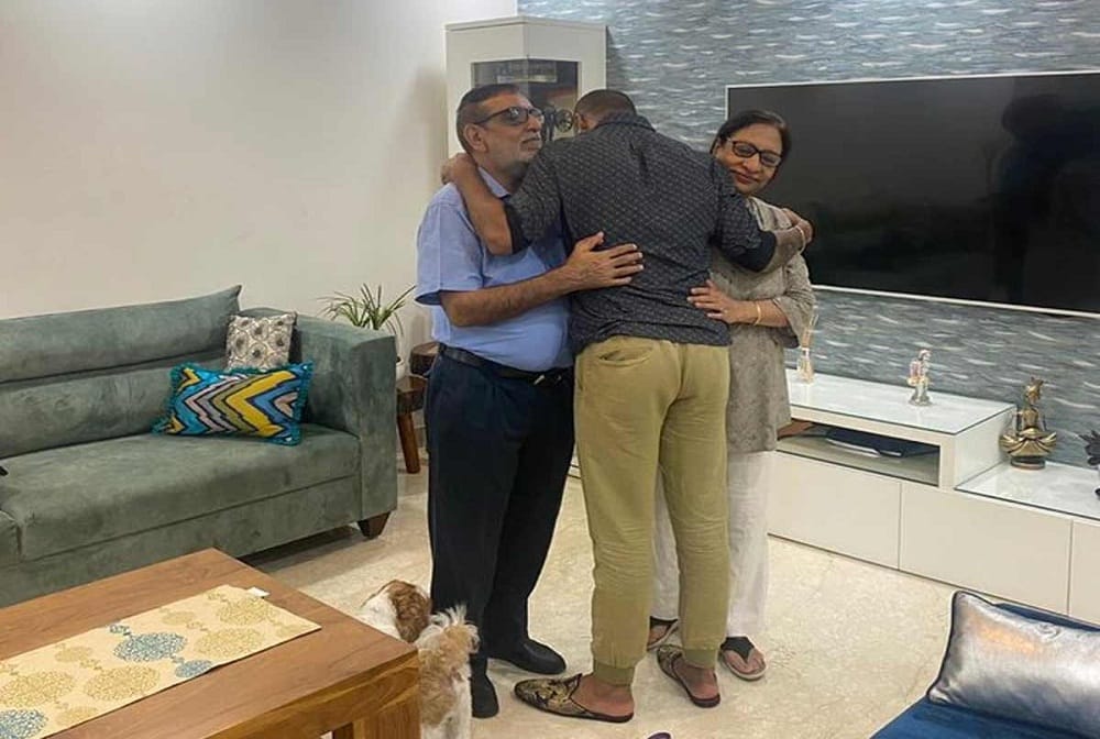 Shikhar dhawan seeks parents blessings before leaving for UAE