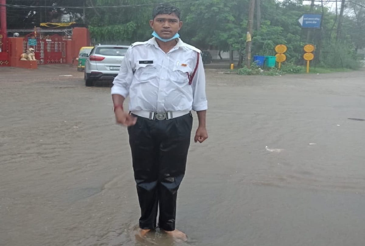 Gurugram rains traffic cop awarded for giving 12 hours duty in water logging