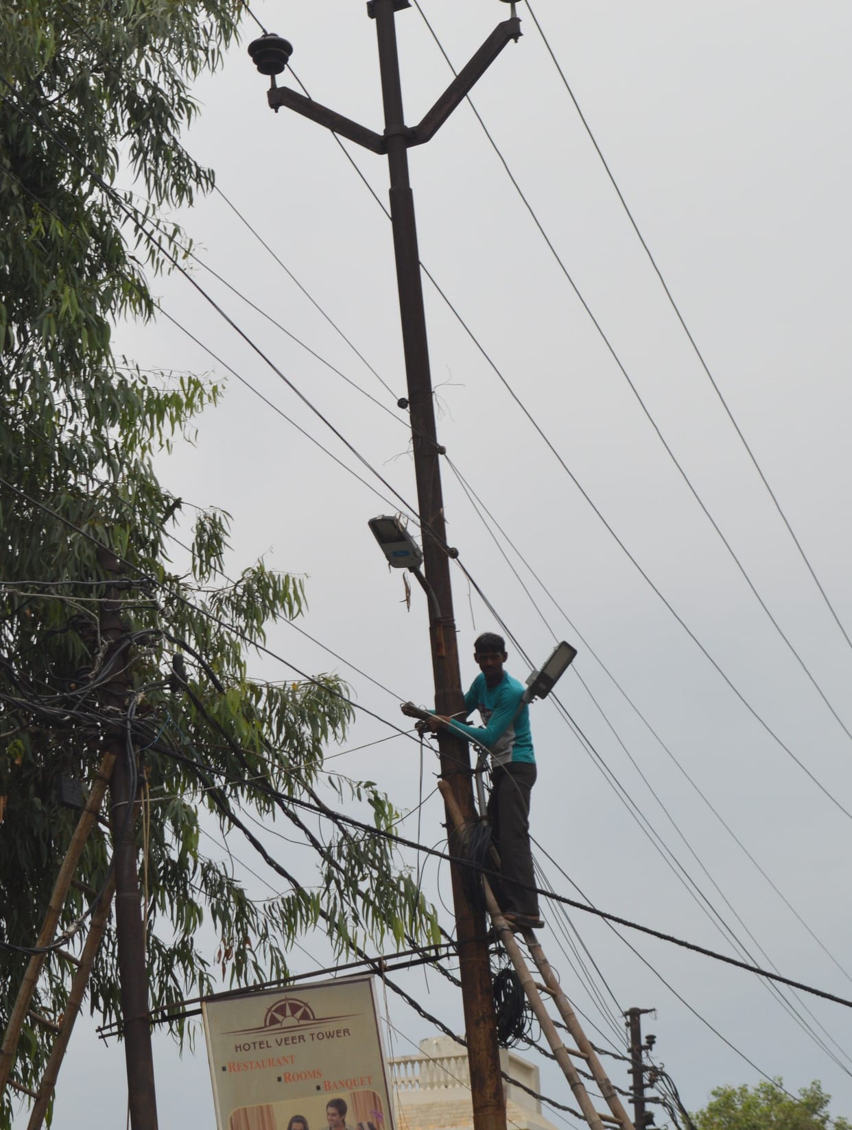 Hathras: Power crisis deepens in many mohallas of the city since midnight