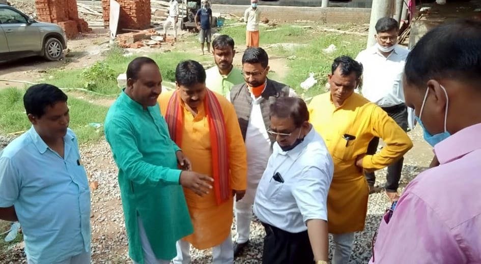 ghatiya saamagree ke prayog par biphare vakph vikaas nigam ke nideshak