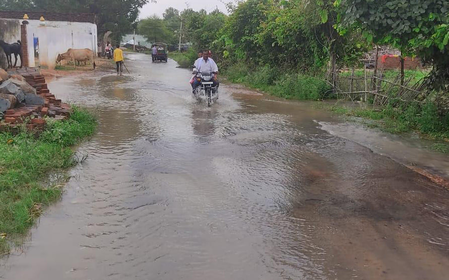 Waterstoring in road problem for villager