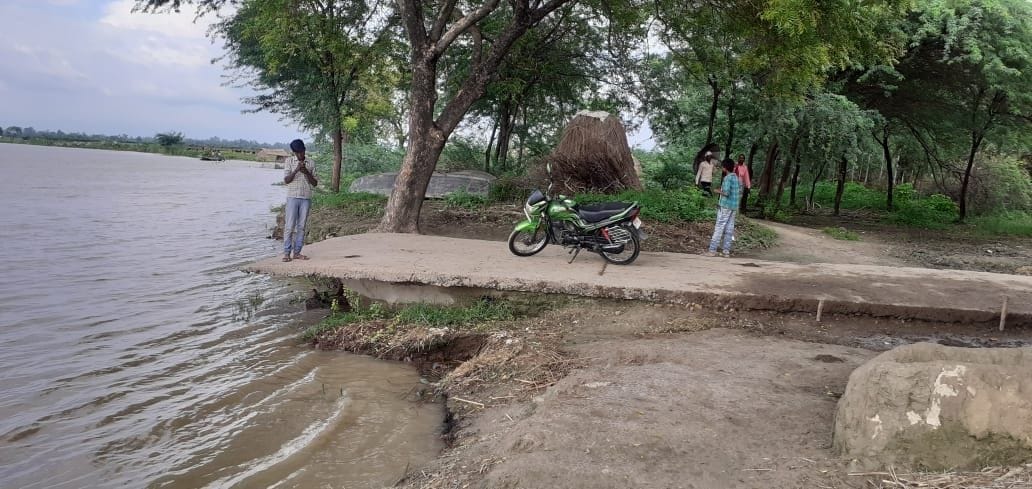 ganga ka jalastar aur badha, do hajaar beegha phasal doobee