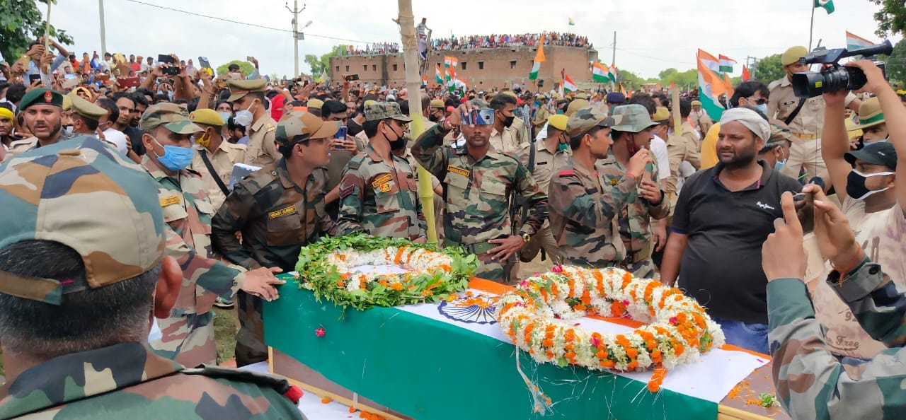 Martyr Ravi Kumar was cremated in Mirzapur