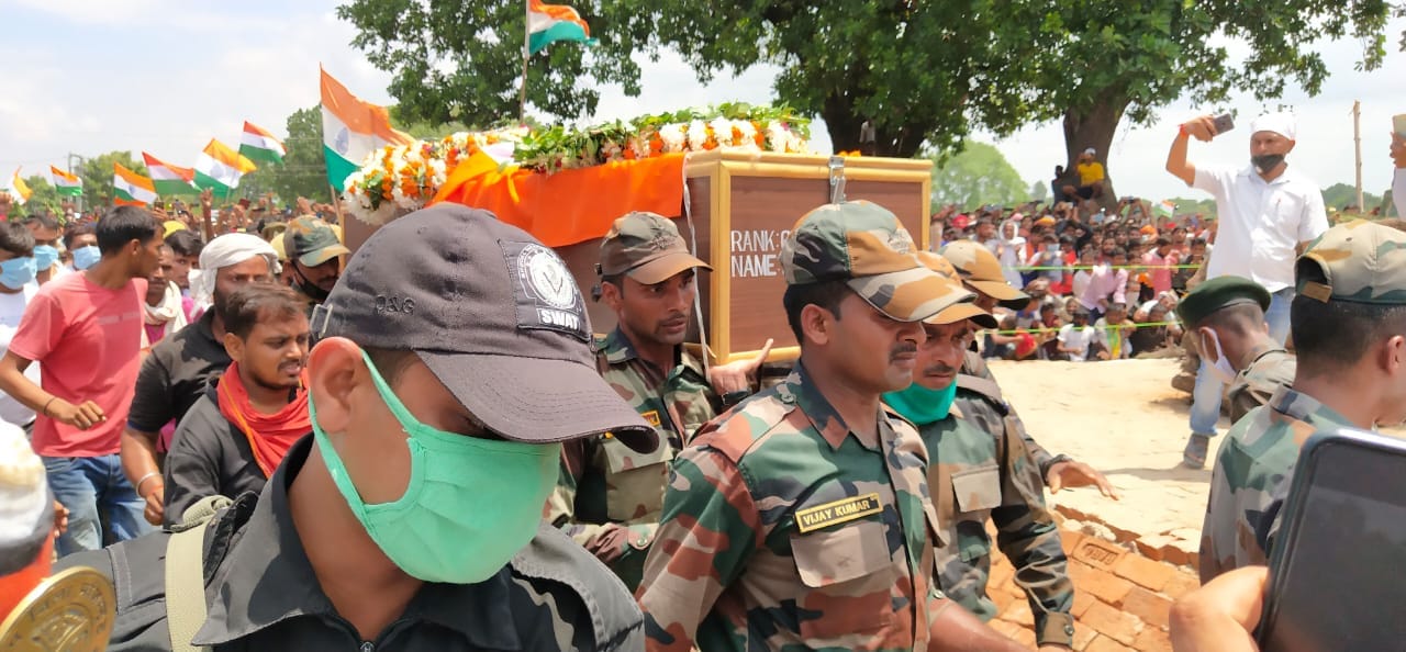 Martyr Ravi Kumar was cremated in Mirzapur