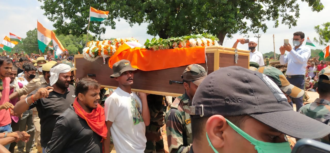 Martyr Ravi Kumar was cremated in Mirzapur