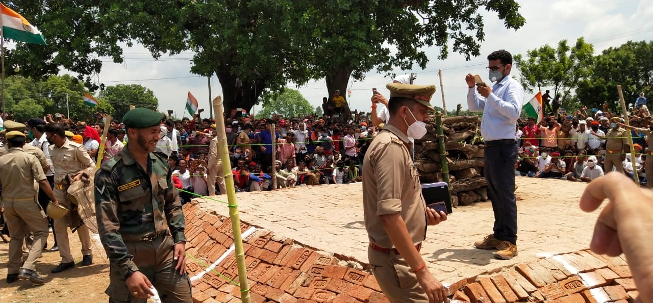 Martyr Ravi Kumar was cremated in Mirzapur