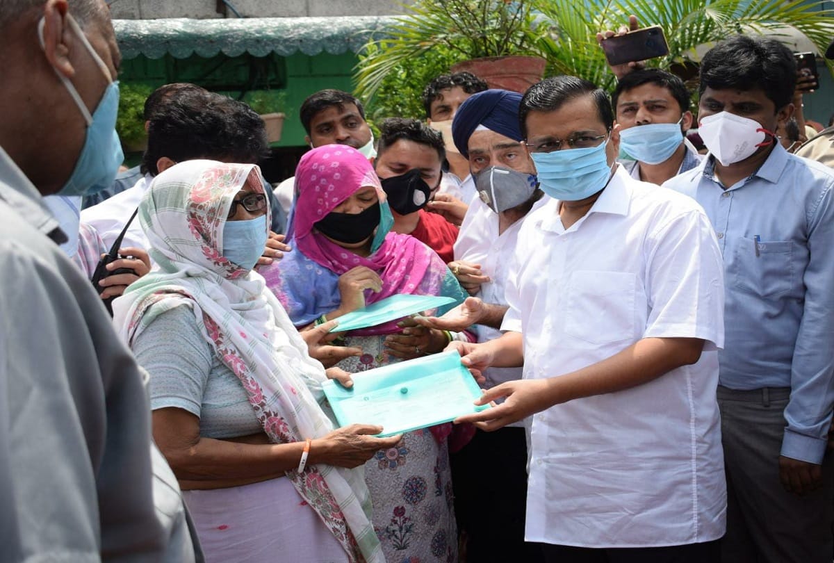Delhi cm arvind kejriwal reach sanitation worker raju house gives one crore rupees cheque to relatives