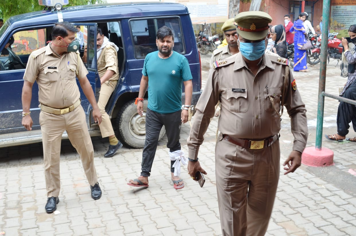 Two alcohol smugglers arrested in an encounter
