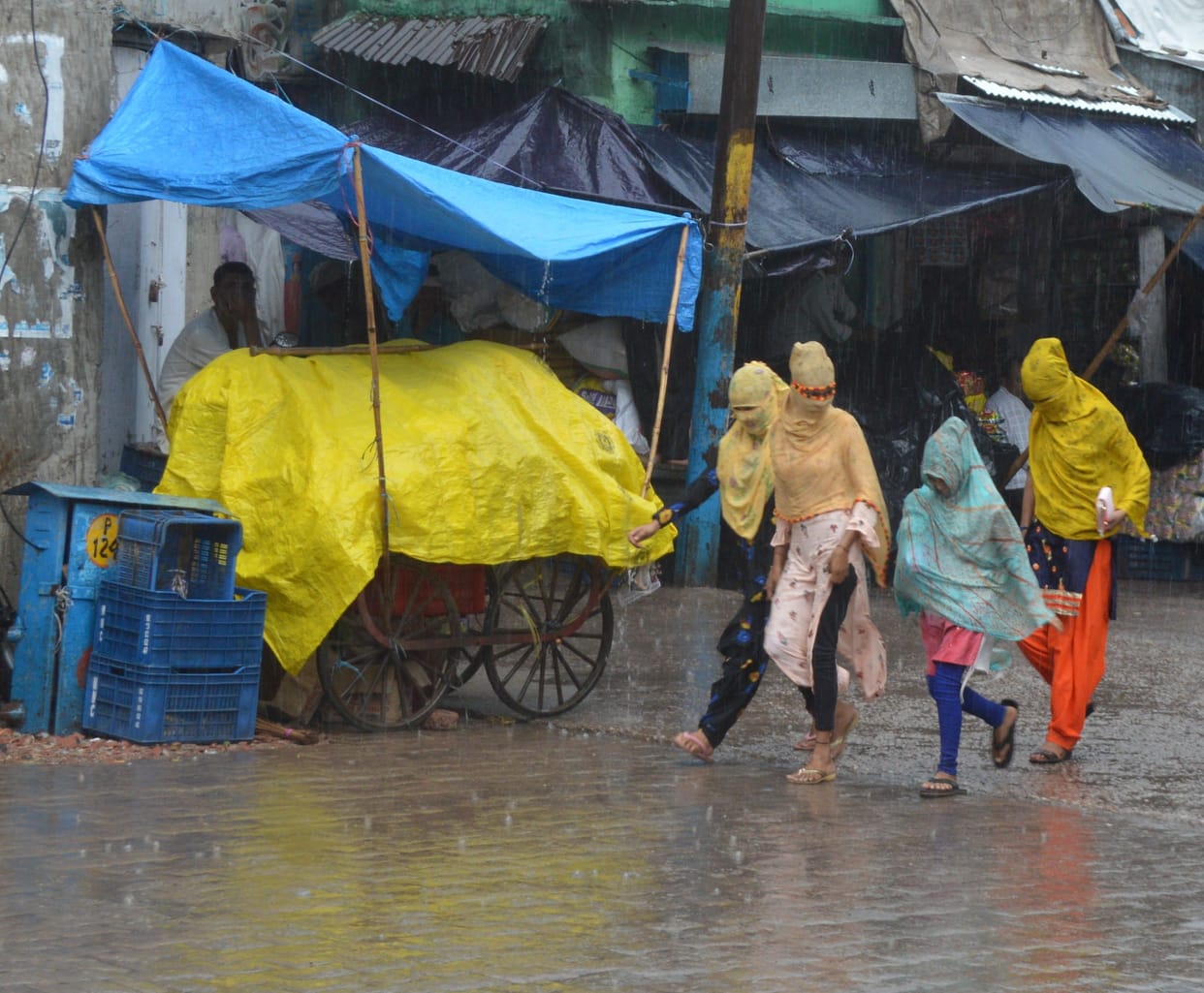 Hathras: Relief from drizzling after drizzle, waiting for heavy rain