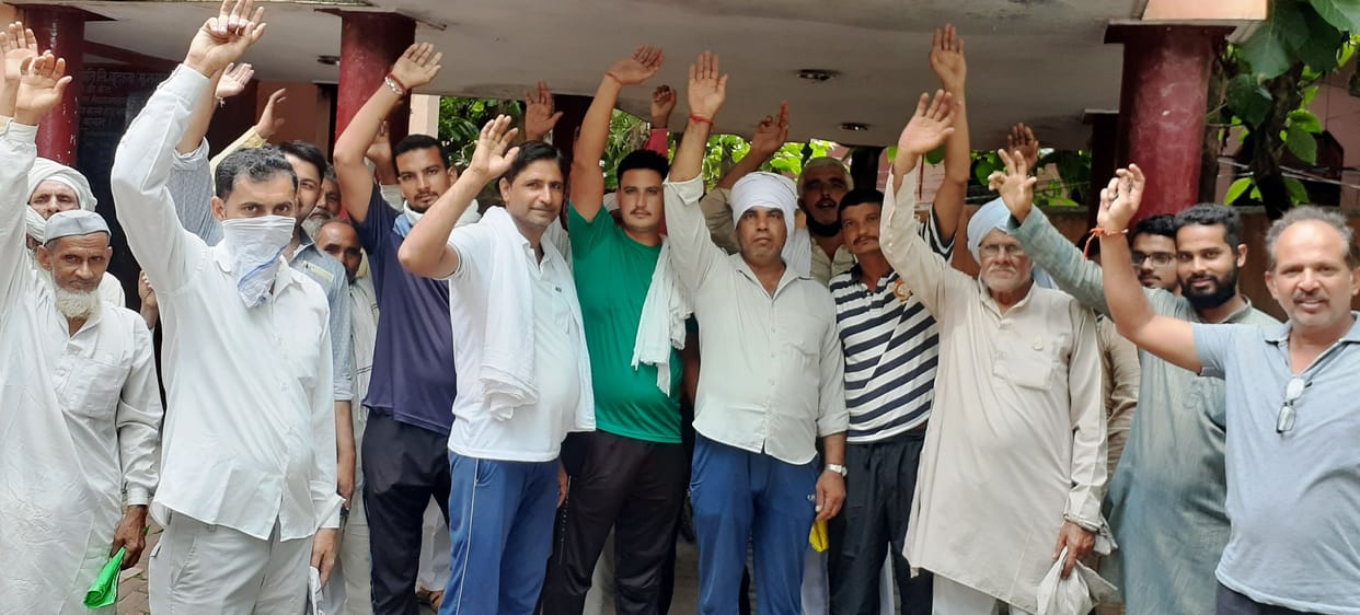 Demonstration of farmers at the sugarcane committee office
