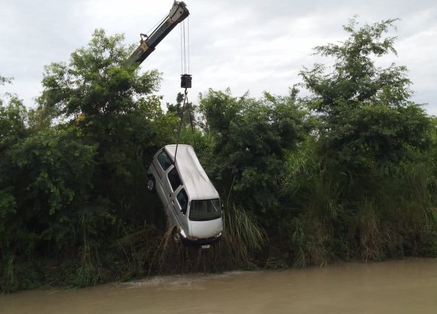 Car falls in Eastern Ganga Canal